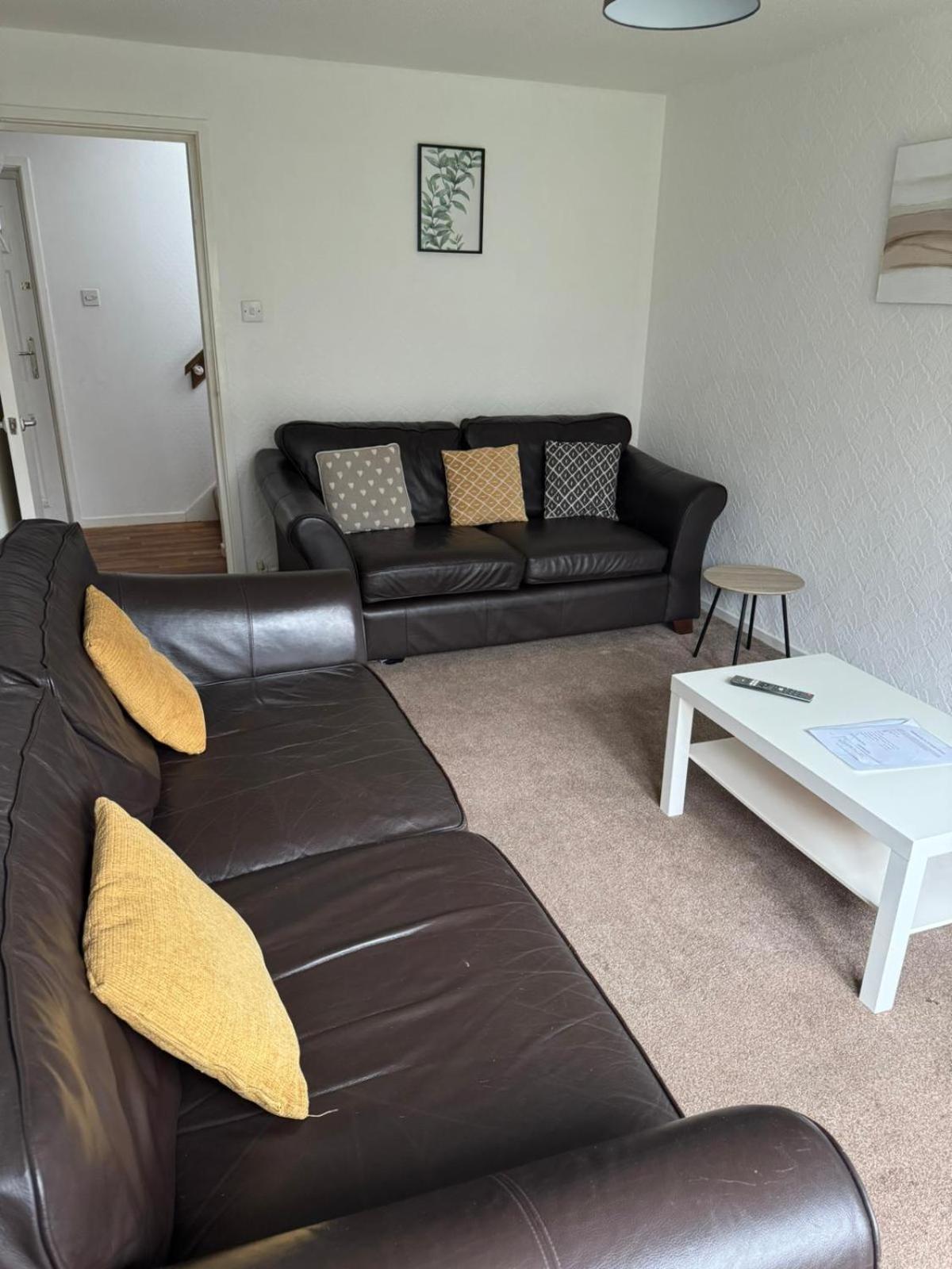 Large 2 Bedroom House Wombridge Екстериор снимка