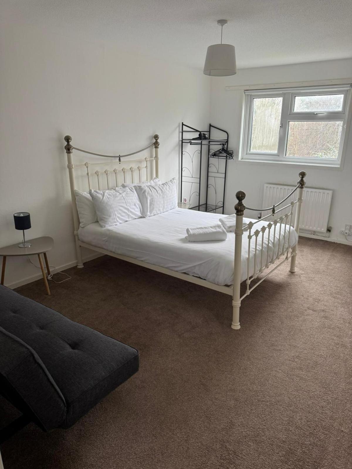 Large 2 Bedroom House Wombridge Екстериор снимка