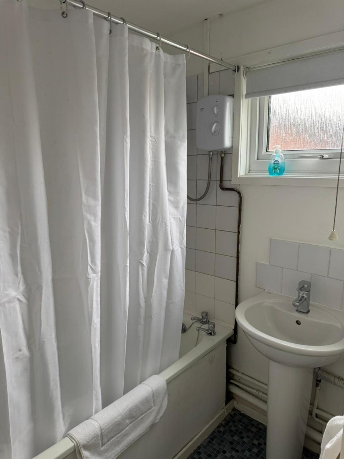 Large 2 Bedroom House Wombridge Екстериор снимка