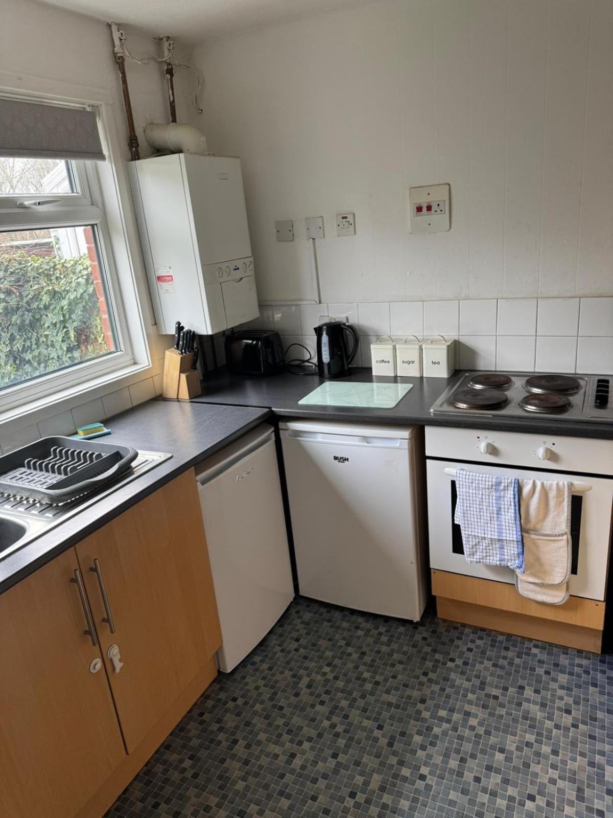 Large 2 Bedroom House Wombridge Екстериор снимка